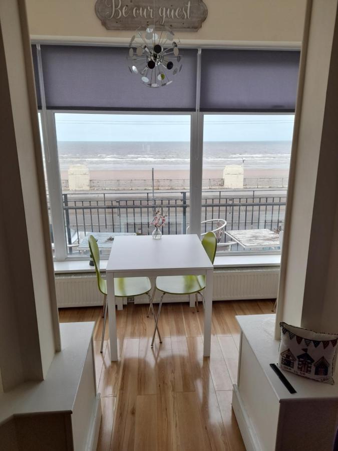 The Coast Bed & Breakfast Блекпул Екстериор снимка