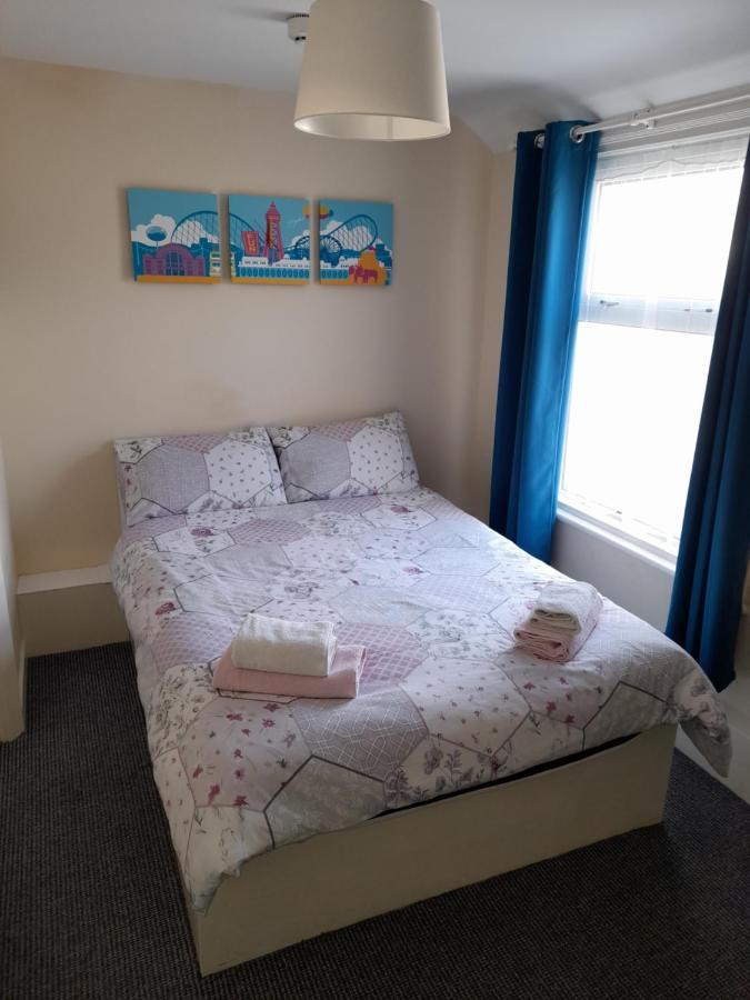 The Coast Bed & Breakfast Блекпул Екстериор снимка