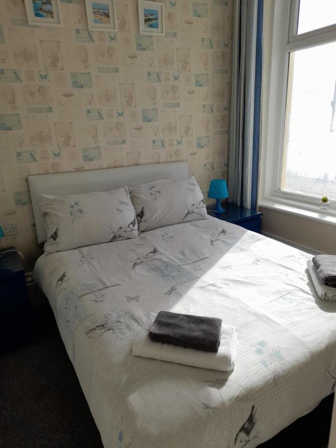 The Coast Bed & Breakfast Блекпул Екстериор снимка