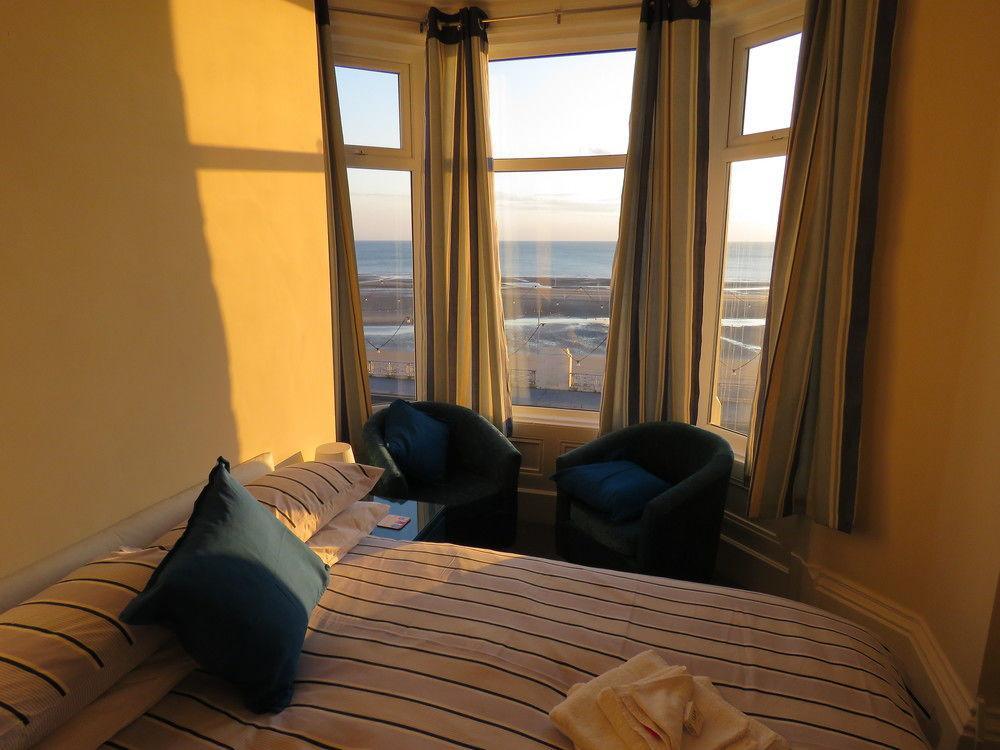 The Coast Bed & Breakfast Блекпул Екстериор снимка